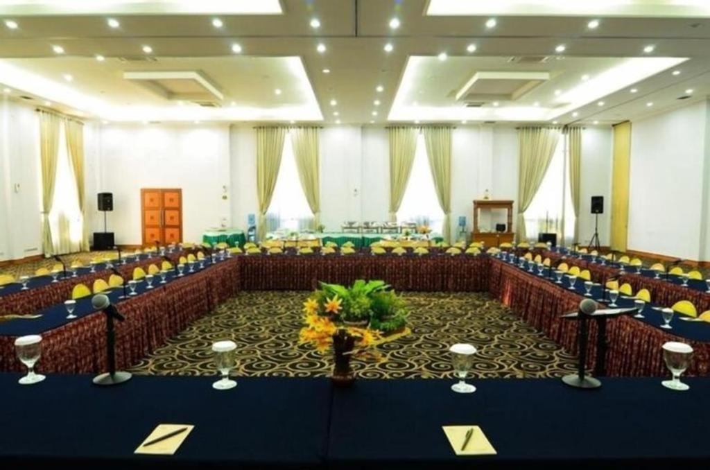 Puri Mega Hotel 3*